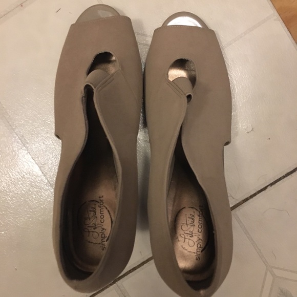 Open toed suede/patent leather pump NWOT - Picture 1 of 6